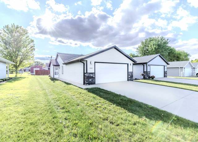 Property at 1008 S Market St Unit B, Lake Park, IA 51347, 2 beds, 1 bath