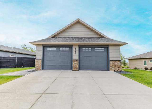 Property at 2043 35th St, Spirit Lake, IA 51360, 4 beds, 3 baths