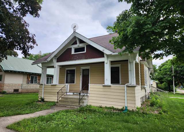 Property at 108 2nd Ave W, Swea City, IA 50590, 4 beds, 1 bath