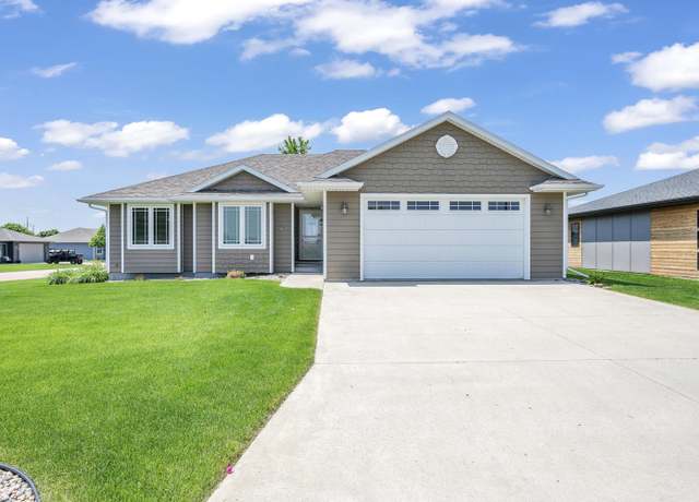Property at 301 30th St, Milford, IA 51351, 4 beds, 3 baths