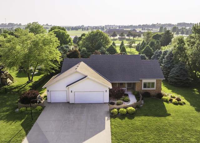 Property at 2731 Ashwood Dr, Carroll, IA 51401, 4 beds, 3 baths