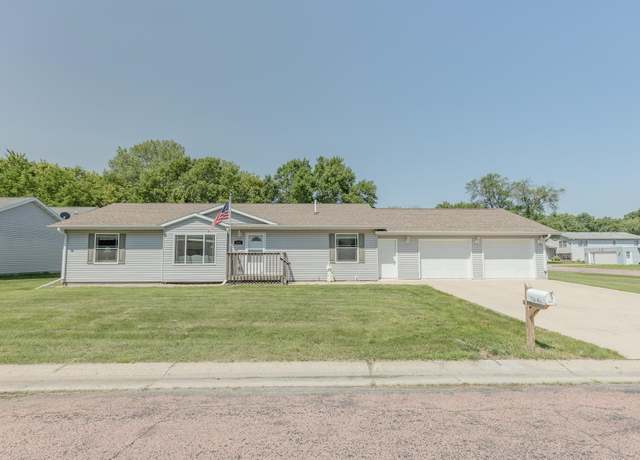 Property at 2402 Chicago Ave, Spirit Lake, IA 51360, 3 beds, 2 baths