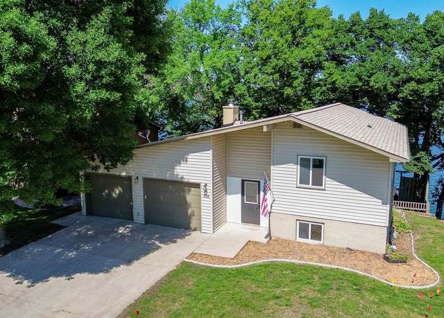 Property at 3026 Center Lake Dr, Spirit Lake, IA 51360, 3 beds, 1.5 baths