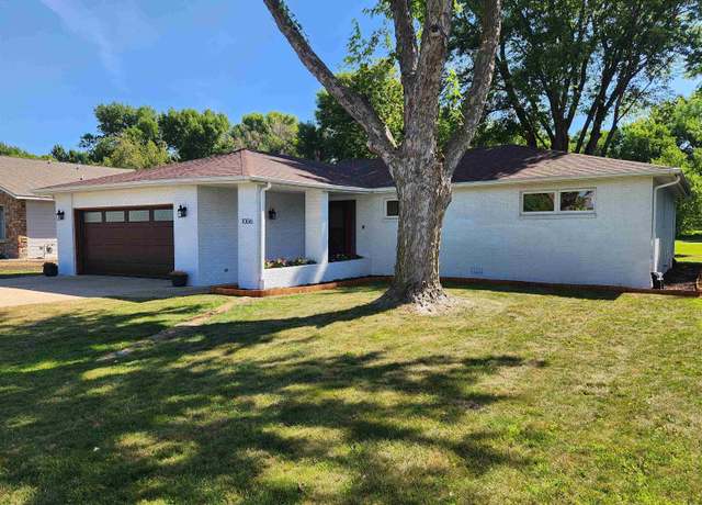 Photo of 1006 S Emerald Hills Dr, Arnolds Park, IA 51331