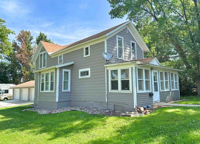 Property at 2307 10th St, Emmetsburg, IA 50536, 3 beds, 2 baths