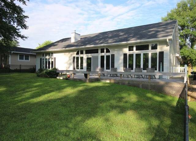 Property at 946 Emerald Hills Dr Dr S, Arnolds Park, IA 51331, 3 beds, 2.5 baths