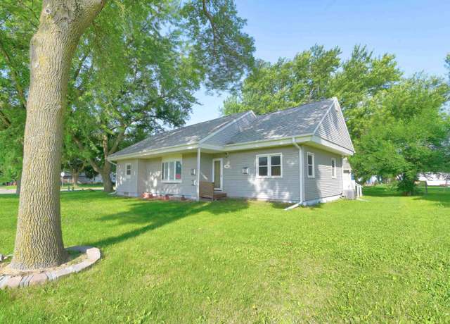 Property at 1403 N 9th St, Estherville, IA 51334, 4 beds, 2 baths