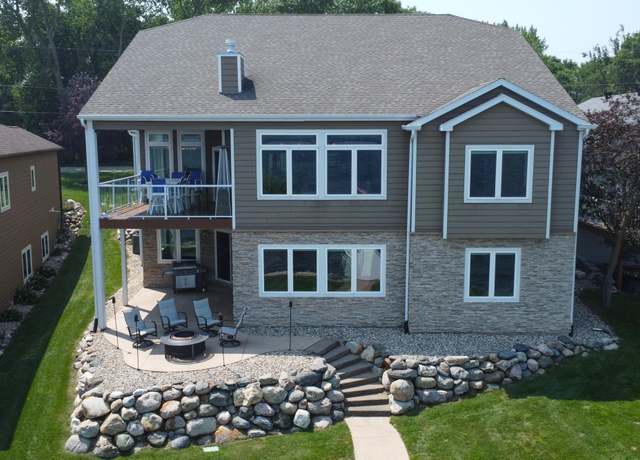 Property at 3012 Lakeview St, Wahpeton, IA 51351, 5 beds, 4.5 baths