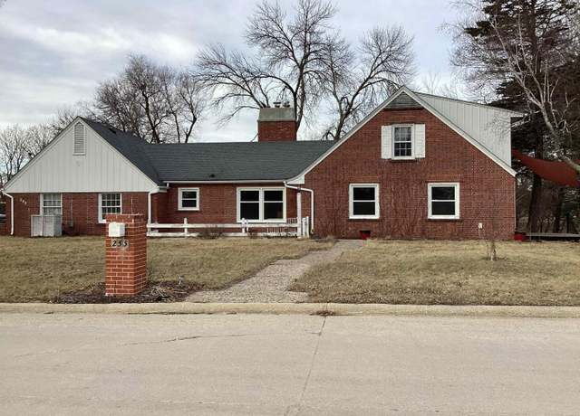 Property at 255 Willowbrook Dr Dr, Mason City, IA 50401, 4 beds, 2.5 baths