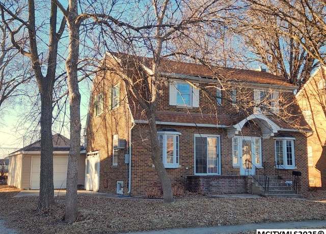 Property at 1106 N Jefferson Ave, Mason City, IA 50401, 3 beds, 1.75 baths