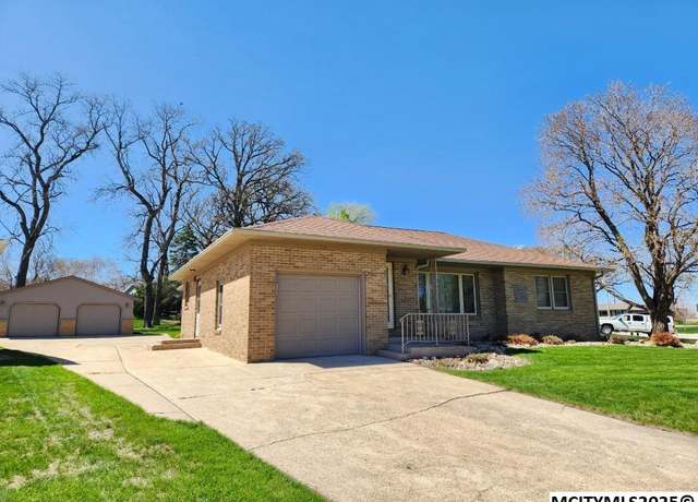 Property at 519 17th St St W, Clear Lake, IA 50428, 2 beds, 1.5 baths