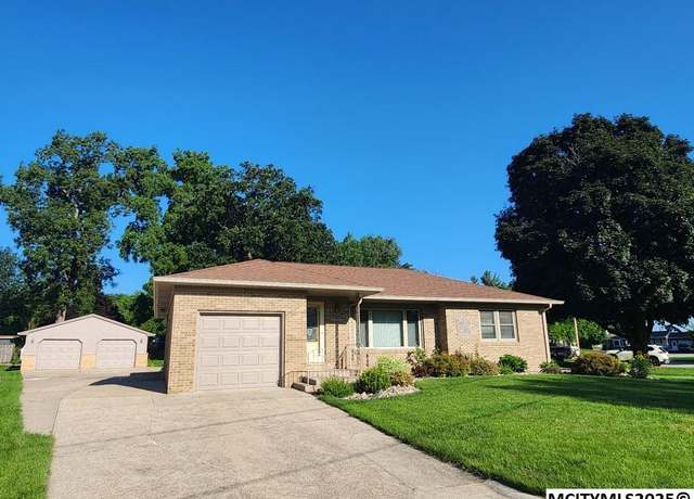 Property at 519 17th St St W, Clear Lake, IA 50428, 2 beds, 1.5 baths