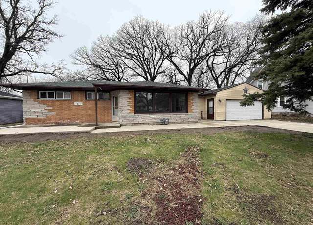 Property at 1021 12th St NE, Mason City, IA 50401, 4 beds, 2 baths