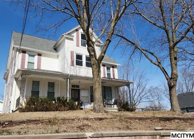 Property at 604 4th St St NE, Mason City, IA 50401, 4 beds, 3.5 baths