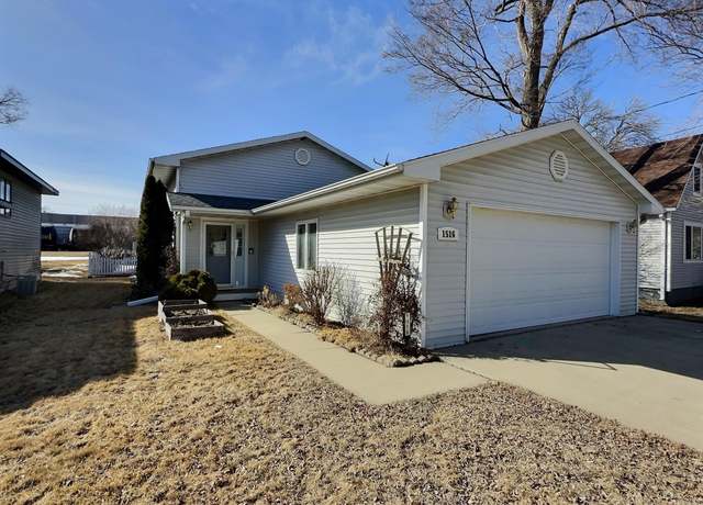 Property at 1516 S Hampshire Ave, Mason City, IA 50401, 3 beds, 2 baths