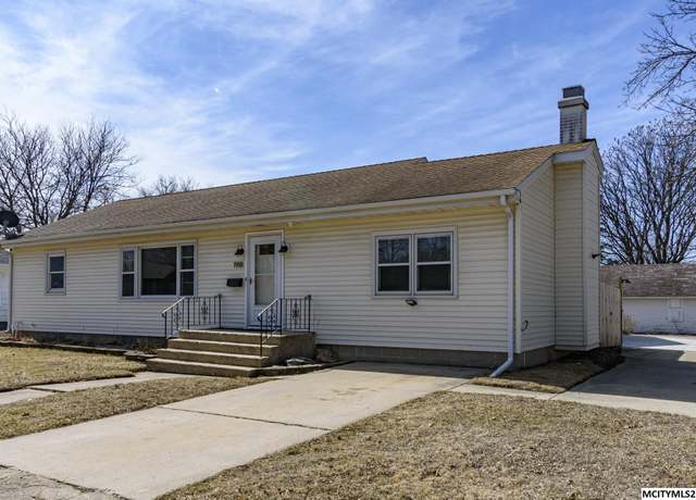 Property at 1918 S Pennsylvania Ave, Mason City, IA 50401, 3 beds, 2 baths