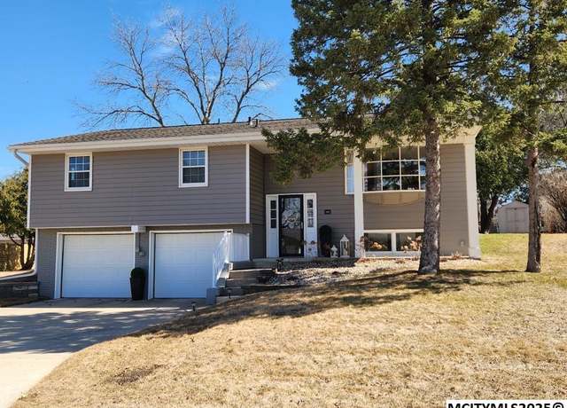 Property at 140 Granada Dr Dr, Mason City, IA 50401, 3 beds, 2.25 baths