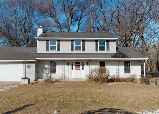 Property at 104 N Illinois Ave, Mason City, IA 50401, 4 beds, 1.75 baths
