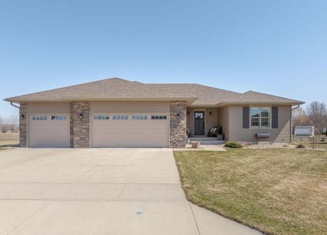 Property at 725 Hemlock Ct Ct, Mason City, IA 50401, 5 beds, 3 baths