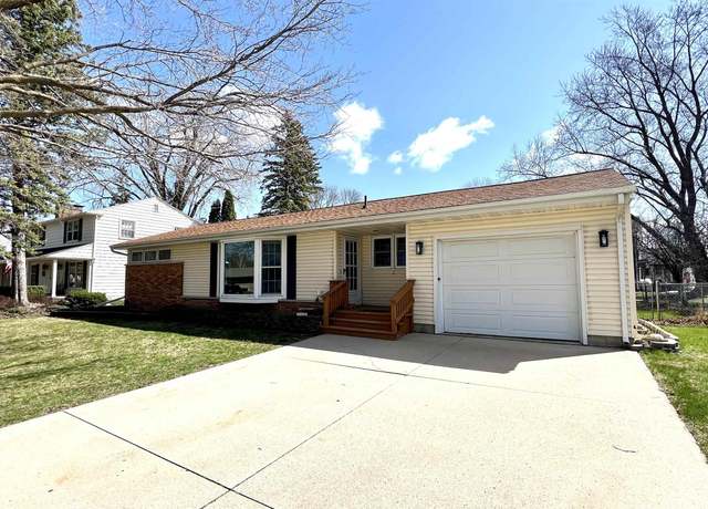 Property at 95 Lakeview Dr Dr, Mason City, IA 50401, 3 beds, 2.25 baths