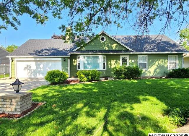 Property at 251 Parkridge Dr Dr, Mason City, IA 50401, 4 beds, 2 baths