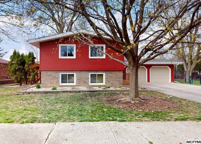 Property at 1044 14th St SE, Mason City, IA 50401, 3 beds, 2 baths