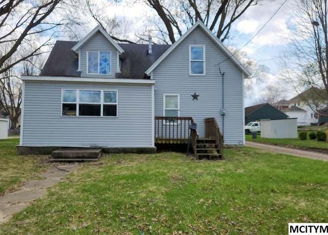 Property at 221 13th St SE, Mason City, IA 50401, 3 beds, 1.5 baths