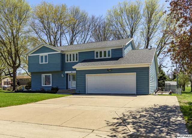 Property at 611 23rd St SW, Mason City, IA 50401, 5 beds, 3.25 baths