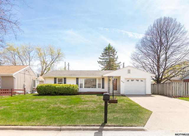 Property at 429 22nd St SW, Mason City, IA 50401, 3 beds, 1.5 baths