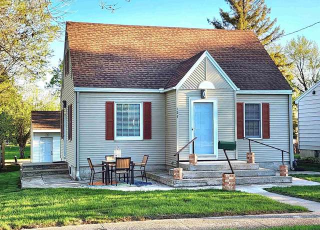 Property at 127 28th St SW, Mason City, IA 50401, 2 beds, 1.75 baths