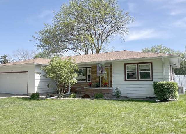 Property at 1715 Hillcrest Dr Dr, Mason City, IA 50401, 3 beds, 1.75 baths