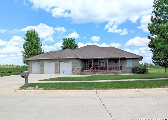 Property at 2938 Rainbow Dr Dr, Mason City, IA 50401, 5 beds, 3 baths