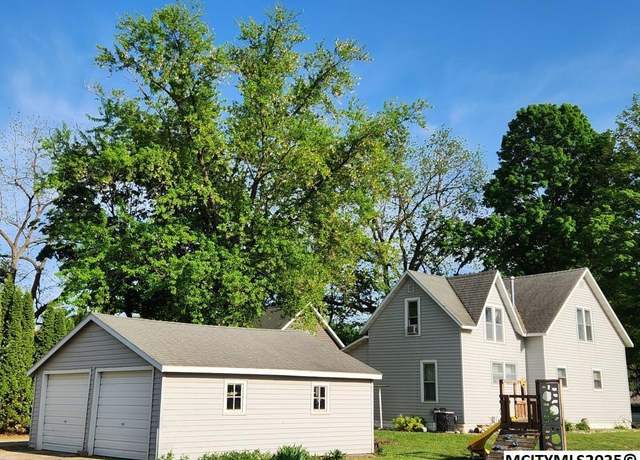 Property at 103 Walnut St, Rockwell, IA 50469, 5 beds, 1.5 baths