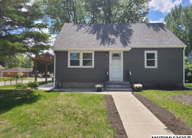 Property at 685 14th St NE, Mason City, IA 50401, 3 beds, 1 bath