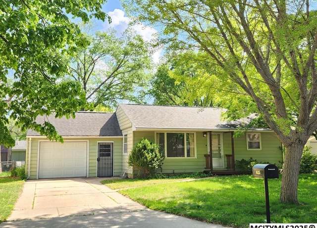 Property at 1635 Hillcrest Dr Dr, Mason City, IA 50401, 2 beds, 1.5 baths