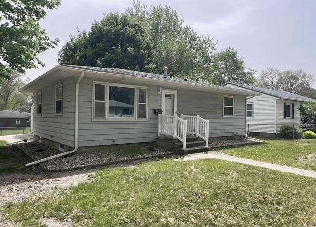 Property at 1031 10th St NE, Mason City, IA 50401, 3 beds, 1 bath