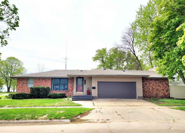 Property at 1205 9th St NW, Mason City, IA 50401, 3 beds, 1.75 baths