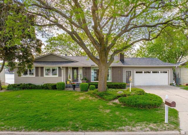 Property at 78 Lakeview Dr Dr, Mason City, IA 50401, 4 beds, 2.5 baths