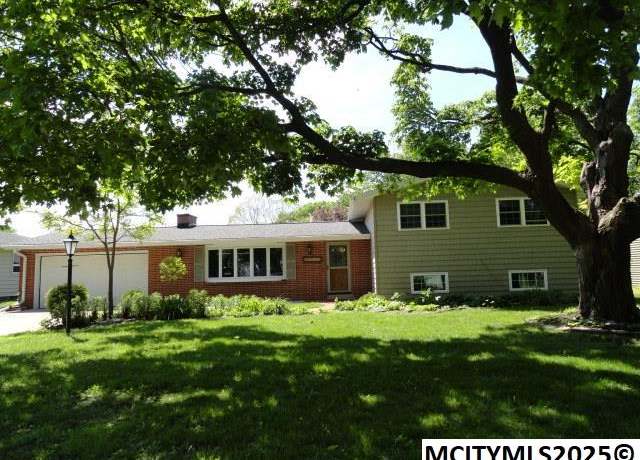 Property at 114 Parkridge Dr Dr, Mason City, IA 50401, 3 beds, 3 baths