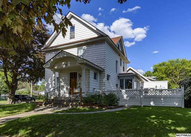 Property at 823 N Jefferson Ave, Mason City, IA 50401, 4 beds, 1.75 baths