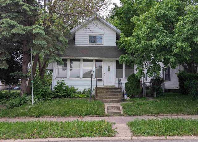 Property at 11 25th St SW, Mason City, IA 50401, 3 beds, 2 baths