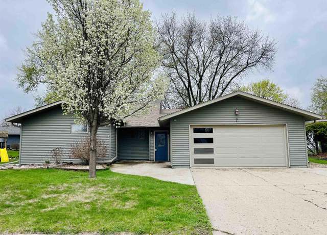 Property at 7 S Regency Ct Ct, Mason City, IA 50401, 3 beds, 2.5 baths