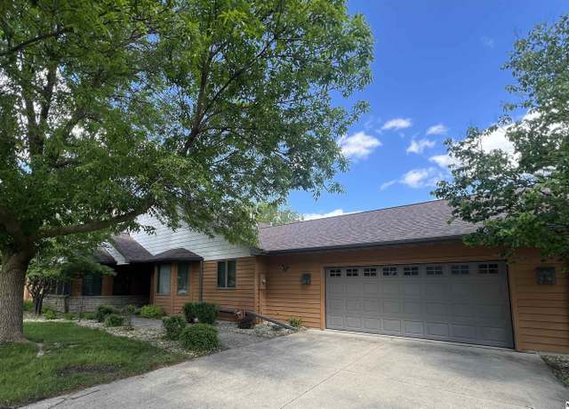 Property at 2004 Hunters Ridge Dr Dr, Mason City, IA 50401, 2 beds, 3 baths
