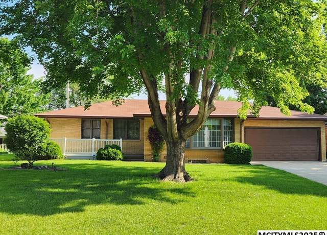 Property at 1316 2nd St NW, Mason City, IA 50401, 3 beds, 1.75 baths