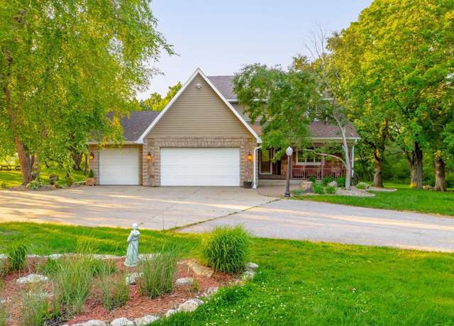 Property at 30 Bur Oak Ln Ln, Mason City, IA 50401, 5 beds, 3.25 baths