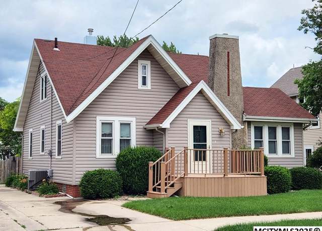 Property at 312 15th St SE, Mason City, IA 50401, 2 beds, 1.5 baths