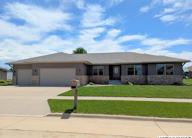 Property at 2845 Rainbow Ct Ct, Mason City, IA 50401, 5 beds, 2.5 baths