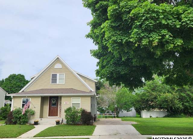 Property at 1306 N Rhode Island Is, Mason City, IA 50401, 3 beds, 1.5 baths
