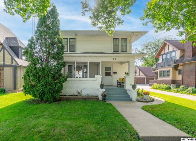 Property at 201 S Vermont Ave, Mason City, IA 50401, 4 beds, 1.75 baths