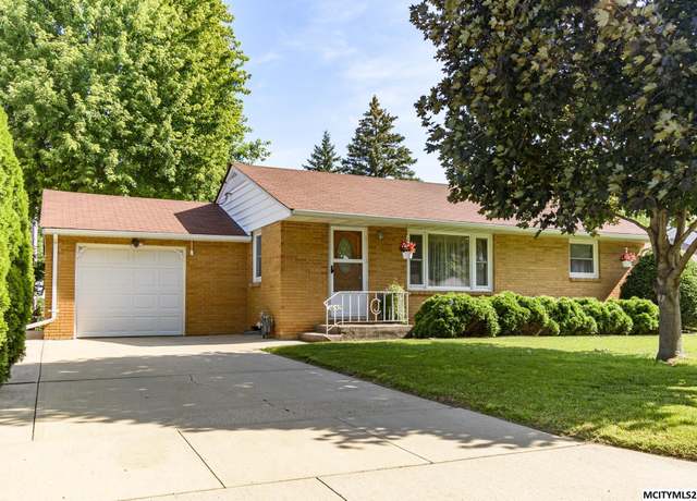 Property at 1652 Hillcrest Dr Dr, Mason City, IA 50401, 2 beds, 2 baths